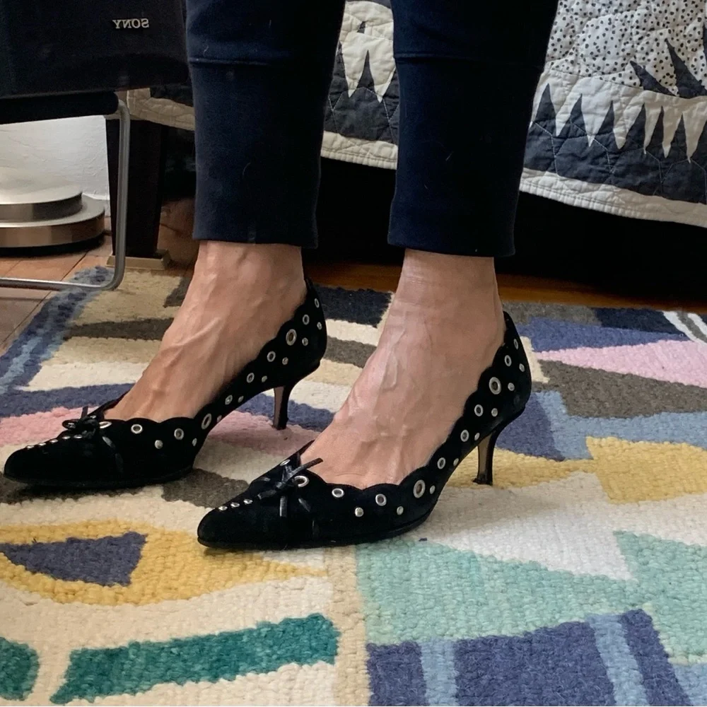 Sacco Black Suede Grommet Pointy Toed Scalloped Edge Kitten Heel Pumps Size 8 38 - Picture 2 of 16